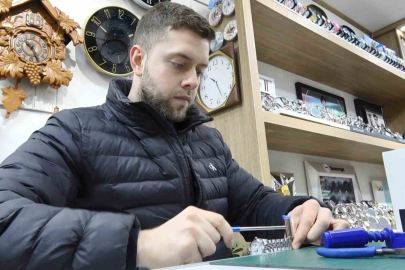 Zamana Direnen Genç Usta: 25 Yaşında Saatlere Fısıldıyor