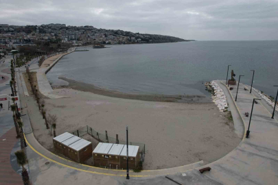 Büyükçekmece sahilinde deniz çekildi