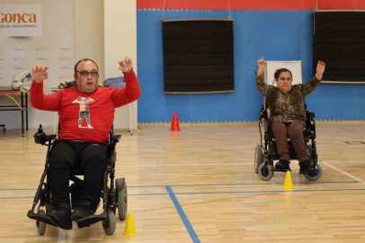 Engellere Meydan Okuyan Aşk: Sandalyeyle Zeybek Oynuyorlar