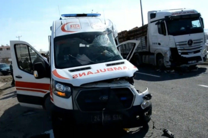 Vaka Yolunda Kaza: Tercan'da Ambulans ve Tır Çarptıştı