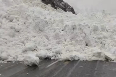 Çığ yolu kapattı: Sürücüler mahsur kaldı