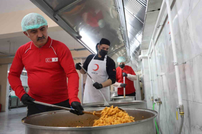 İyilik Kazanları Kaynıyor: 700 İhtiyaç Sahibine Sıcak Yemek