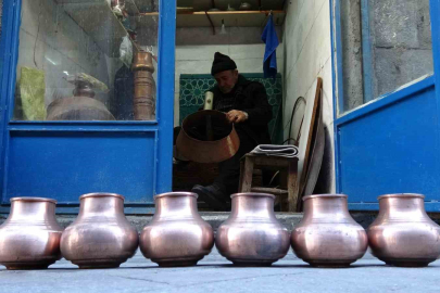 1 Metrekarede 72 Yıllık Ömür: Çarşının Son Bakır Ustası