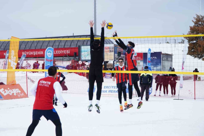 2 Bin 200 Metrede Kar Voleybolu: Erciyes'te Sahalar Ücretsiz