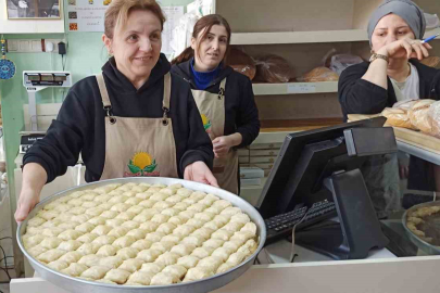 Çiğ Sanılan Asırlık Lezzet: Kadınların Elinden Beyaz Baklava