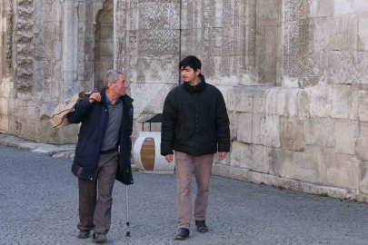 Çorap Satarken Tarih Dersi Veriyor: Sivas'ın Gönüllü Rehberi