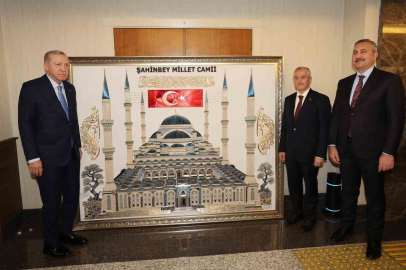 Erdoğan'a 225 Bin Çiviyle İşlenen Şaheser Hediye Edildi
