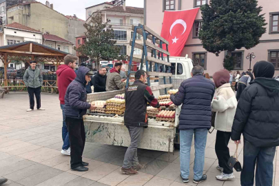 Sinop'ta Bayram Bereketi: Meydanda 12 Bin Yumurta Dağıttı