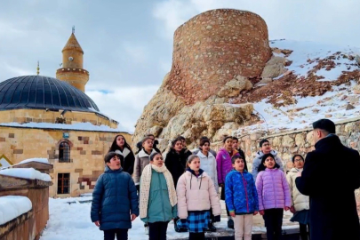 Tarihin Gölgesinde Manevi Tınılar: İshak Paşa'da İlahiler Yankılandı
