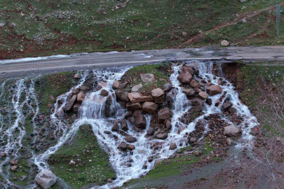Bol Yağışlar Yeraltını Taşırdı: Hakkari'de Ana Yolda Doğal Pınar