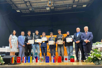 Bursalı Öğrenciler Çekya'daki Robot Yarışmasına Damga Vurdu