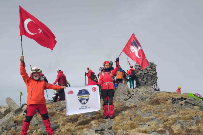 Demircili Dağcılardan Kaz Dağları Zirvesinde Çanakkale Anması