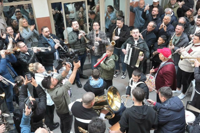 İzmir'de Balkan Coşkusu: Sokağı Sahneye Çeviren 'Arife Çalgısı'