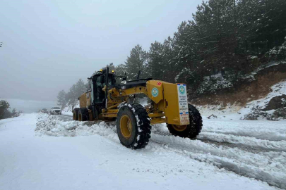 Manisa'da Bahar Sürprizi: Spil Dağı'nda Bayram Mesaisi Kar Küremeyle Başladı