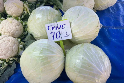 Üreticide 9 Liraya Düşen Lahana Pazarda 100 Lira Oldu