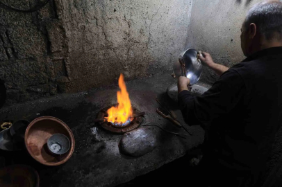 Kozan'da Asırlık Çekiç Sesleri Susuyor: Tek Bakırcı Kaldı