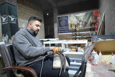 Gaziantepli Usta Geleneksel Yöntemlerle Osmanlı Kılıcı Üretiyor