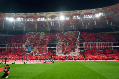 Millilerin Romanya Sınavında Tarihi '2002 Ruhu' Koreografisi