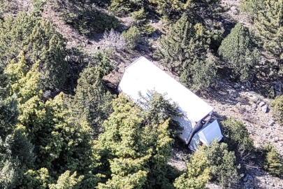 Kemaliye'de Freni Patlayan Kamyon Uçuruma Yuvarlandı