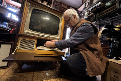 Bursa'nın 'Nostalji Doktoru' 40 Yıldır Radyolara Hayat Veriyor