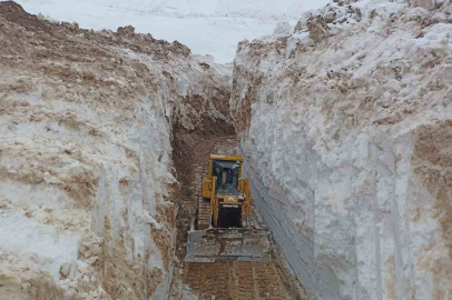 Yüksekova'da 8 Metrelik Kar Tünelleriyle Zorlu Mücadele