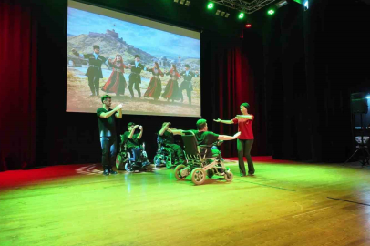 Kocaeli'de Tekerlekli Sandalyeli Bireylerden Dans Şöleni