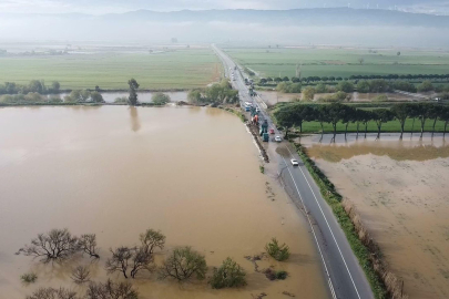 Aydın'da Menderes Nehri Taştı: İncirliova-Koçarlı Yolu Kapandı