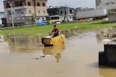 Kızıltepe'de Çocuğun Buzdolabı Kasasıyla Kayık Keyfi Kamerada
