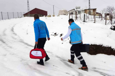 Bitlis'te Yatalak Hastaya Zorlu Şartlarda Evde Diş Tedavisi