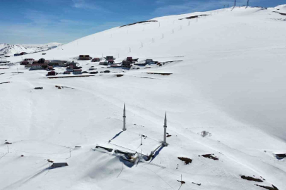 Kadırga Yaylası'ndaki 565 Yıllık Çatısız Cami Karlar Altında