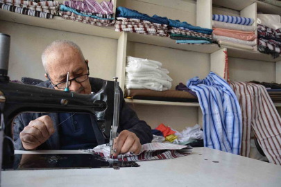 Manisalı 77 Yaşındaki Terzi Çizgili Pijama Modasını Yaşatıyor