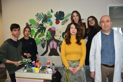 Öğrencilerden Onkoloji Servisine Moral Veren Çiçekli Duvar Resmi