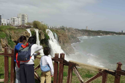 Düden Şelalesi'nden Akan Çamurlu Su Denizi Kahverengiye Boyadı