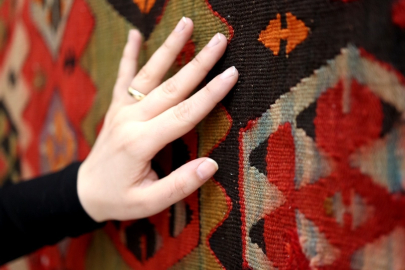 Tarihi Karataş Hamamı'nda 200 Yıllık Kilimler Sergileniyor