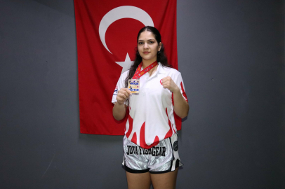 16 Yaşındaki İzmirli Beste Muay Thai'de Avrupa Şampiyonu