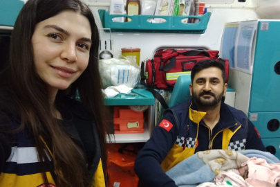 Hastaneye Yetişemedi, Ambulansta Anne Oldu