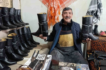 Manisa’da 100 Yıllık Kalıplarla Efe Çizmesi Geleneği Yaşatılıyor