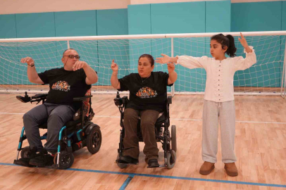 "Engellisiniz" diyenleri evlenerek, "yapamazsınız" diyenleri zeybek oynayarak susturdular