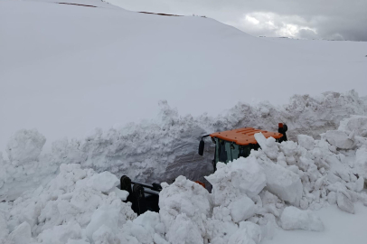 Erzincan’da Nisan Sürprizi: 4 Metrelik Karla Mücadele