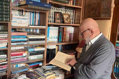 Evini Kütüphaneye Çeviren 77 Yaşındaki Çınar: Karanlıkta Kalmayın