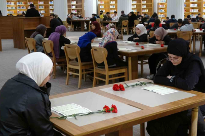 Gaziantep'te 302 Öğrenci 5 Dakikada Kur'an-ı Kerim'i Hatmetti