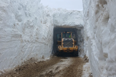 Yüksekova'da Nisan Ayında 4 Metrelik Kar Mücadelesi
