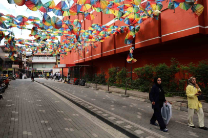 Adana'da Şemsiyeli Sokak Fırtınada Harabeye Döndü