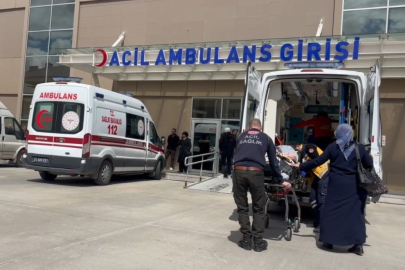 Refahiye’de trafik kazasında yaralanan 6 kişi Erzincan’daki hastaneye getirildi
