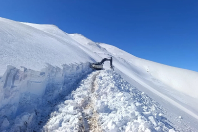 Hakkari'de askeri üs bölge yollarında 6 metrelik karla mücadele 