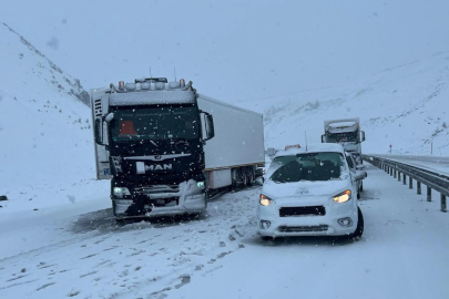 Sakaltutan Geçidi'nde Kar Esareti: Araçlar Yolda Kaldı