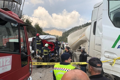 TIR ile Minibüs Çarpıştı: 7 Ölü, 7 Yaralı