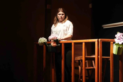 Kanserle Savaşını Sahneye Taşıyan Eğitmenden Umut Oyunu