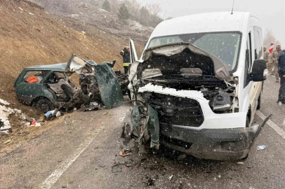 Öğretmenleri taşıyan servis ile otomobil çarpıştı: 1 ölü, 2’si ağır 10 yaralı