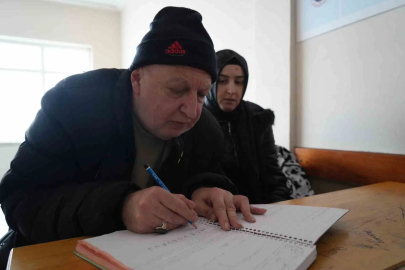 56 Yaşındaki Baba ve Kızı Aynı Sırada Okuma Öğreniyor